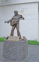 Elvisstatyn utanf&ouml;r Hilton i Las vegas.