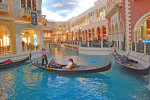 Gondoltur inne i The Venetian.