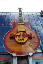 F&ouml;rmodligen v&auml;rldens st&ouml;rsta gitarr p&aring; fasaden till Hard Rock i Las Vegas.