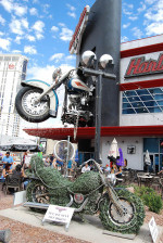 V&auml;rldens st&ouml;rsta motorcykel och sannolikt den mest igenvuxna utanf&ouml;r Harley Davidson Cafe.