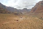 Helikopterturen landar f&ouml;r champagnelunch i Grand canyon.