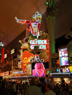 Kultneon och moderna videosk&auml;rmar p&aring; Fremont Street, Las Vegas.