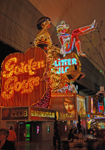 Kultneon och moderna videosk&auml;rmar p&aring; Fremont Street, Las Vegas.
