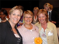 Madeleine och Elisabeth, Personaleffekt AB tackar Maud f&ouml;r inspirationen till Inspired by Care!