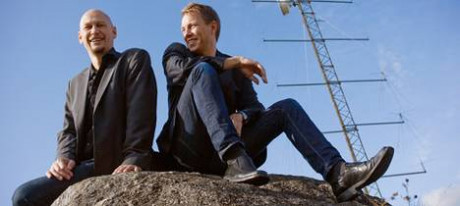 Staffan Rosell, till v&auml;nster, lyck&ouml;nskar MTG och Christer Modig, till h&ouml;ger. Foto: Dagens Media