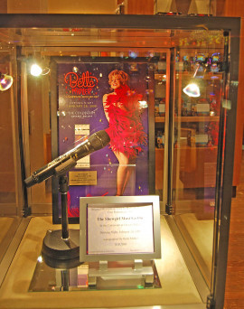 Bette Middlers signerade mikrofon till salu för 10.000 dollar.