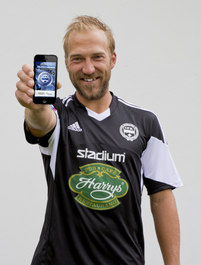 A-lagsmålvakten Björn Åkesson visar IFK Värnamos nya unika app som möjliggör biljettköp direkt i appen.