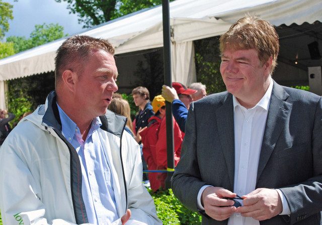Magnus Jonsson, kommunstyrelsens ordförande i samspråk med Svante Stockselius