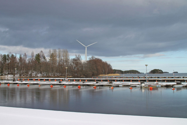 Bildtext: Ett fotomontage som illustrerar hur det skulle kunna se ut med vindkraftverket Oskar på plats på Duvön.