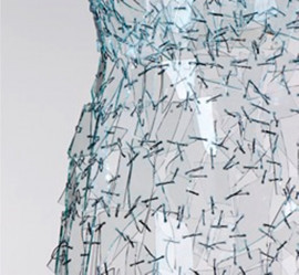 Detalj ur Mafune Gonjos klänning av glas.