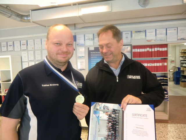 Tobias Broberg visar medaljen från förra årets EM för Christer Dahlbom