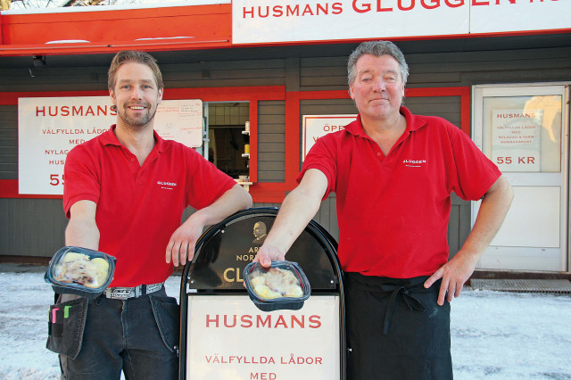 Johan Björklund och David Lundgren serverar husmanskost i Gluggen, Gävle.