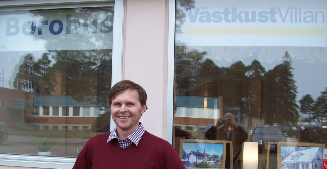 Jörgen Larsson framför nya kontoret.
