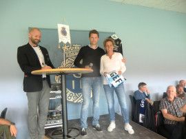 Mattias Hugosson överlämnar priserna till Malin Eriksson, som hade lämnat in det vinnande förslaget