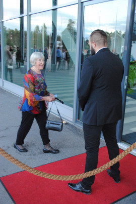 Ann Bylund, 87 år och medlem sedan 1981, anländer till Jubileumsmiddagen