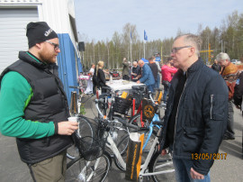 Thomas Pettersson, Stöveln Öbergs, visar elcykel för Peter Eriksson