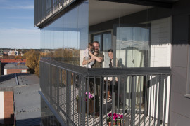 En del nöjde sig med att titta på från balkongen. Foto Per-Erik Jäderberg