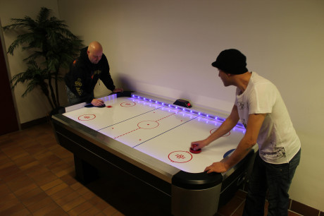 Airhockeybordet &auml;r alltid popul&auml;rt.